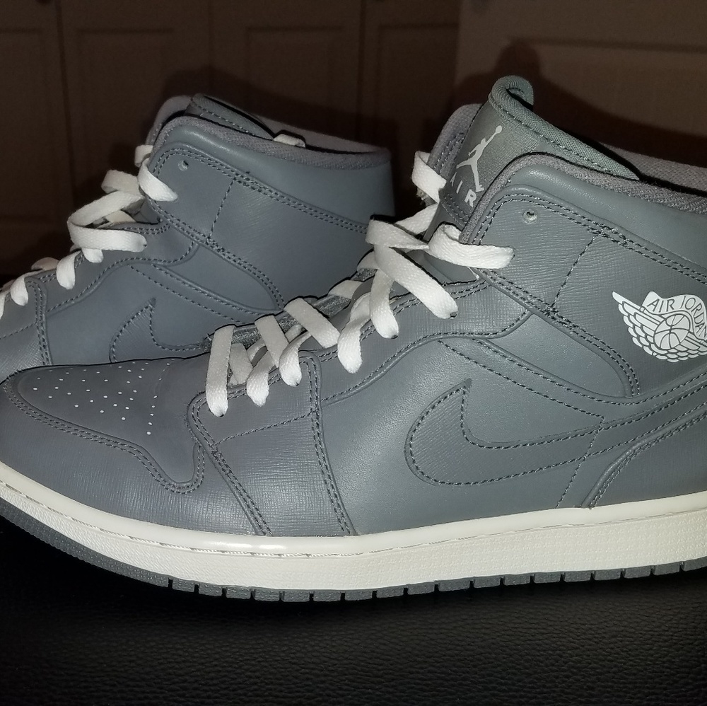 AIR JORDAN 1 MID' COOL GREY AND WHITE